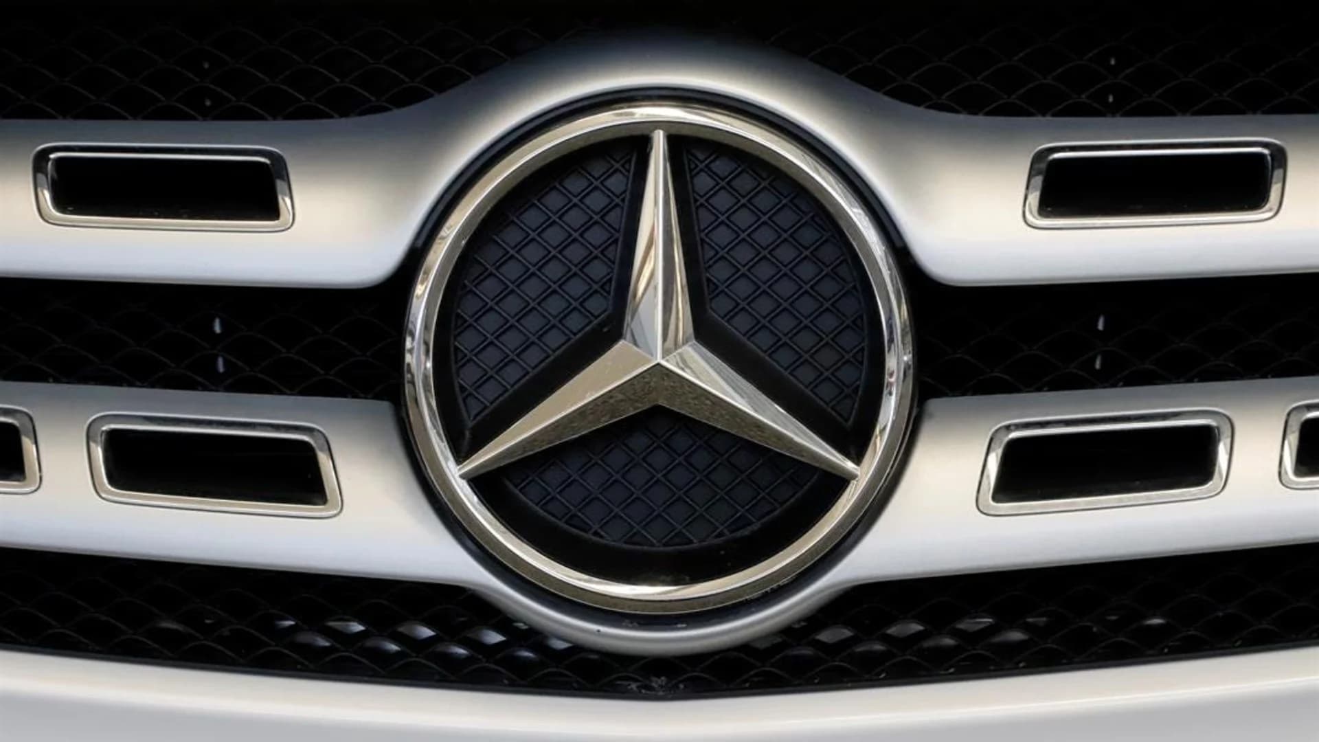Mercedes recalls 750,000 cars because sunroof can fly off