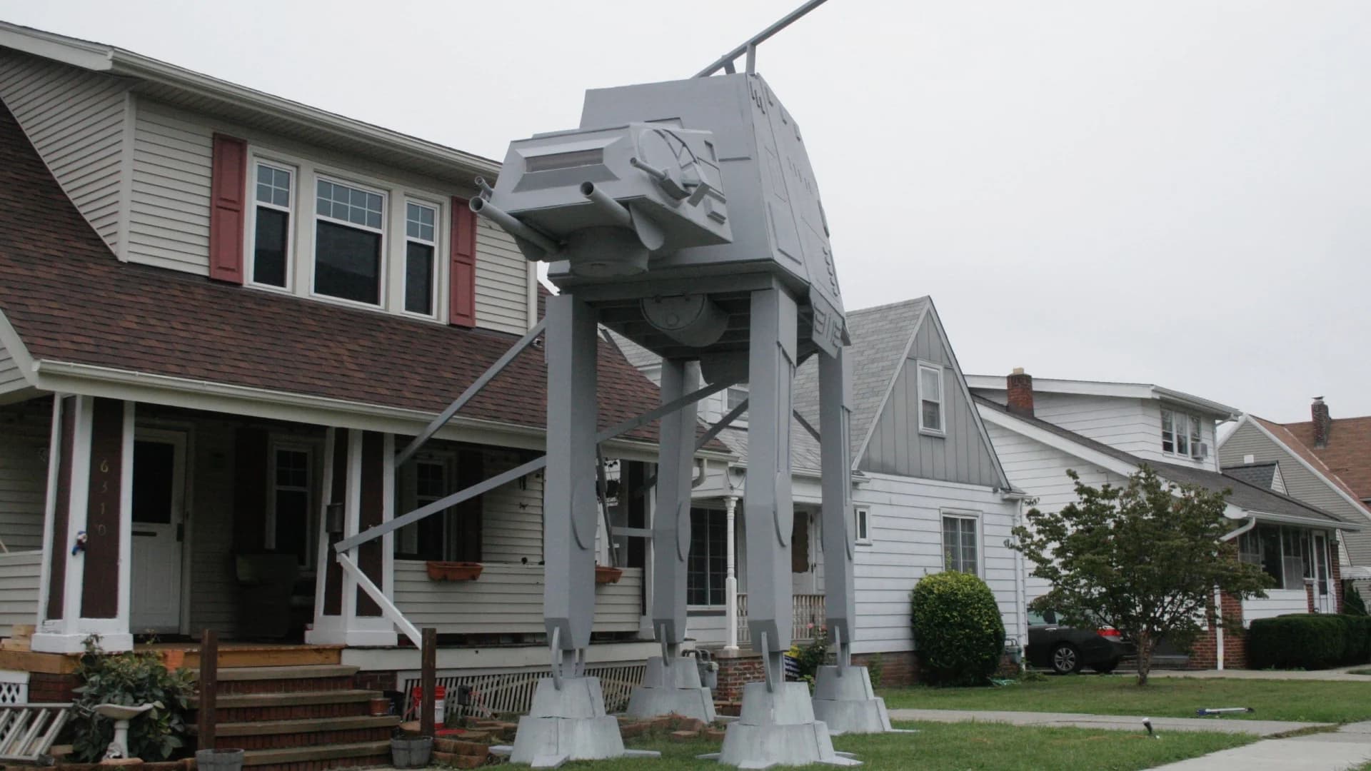 Man builds 2-story 'Star Wars' vehicle replica for Halloween