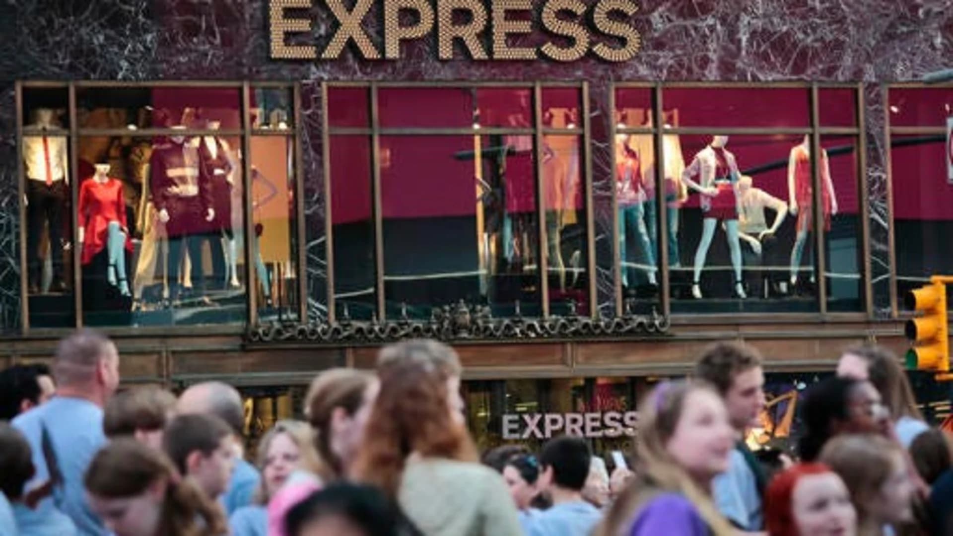 Express to close 100 stores